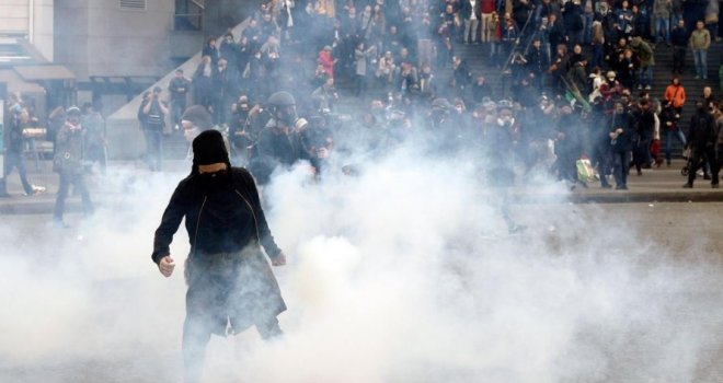 Sukobi demonstranata i policije u Parizu: Suzavci, molotovljevi kokteli i požari