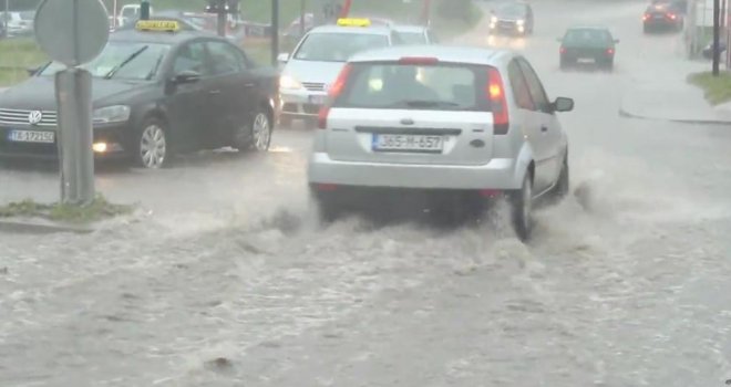 Bez zimske opreme ne krećite nikud: Haos na bh. cestama zbog jakih pljuskova, a stiže i snijeg!