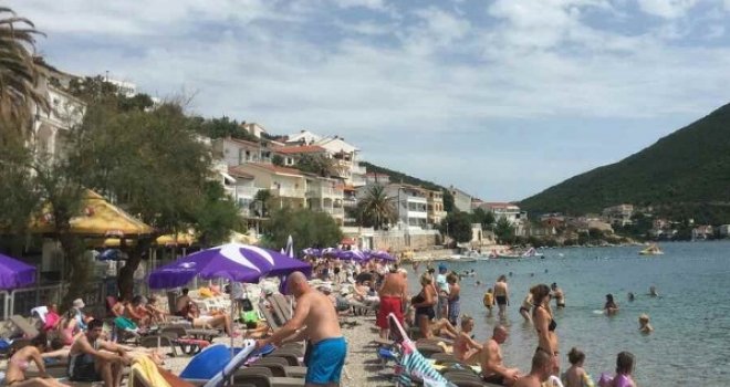 U Neumu sve skuplje: Suncobran i ležaljka po šest KM, 40 sekundi tuširanja pola marke!