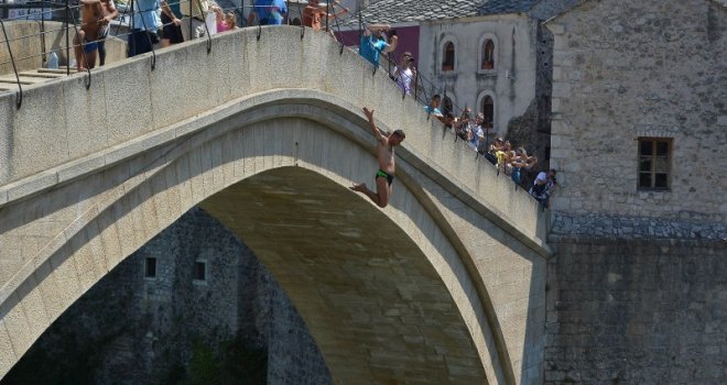 Mostar: Skokom bez aplauza odana počast žrtvama Srebrenice