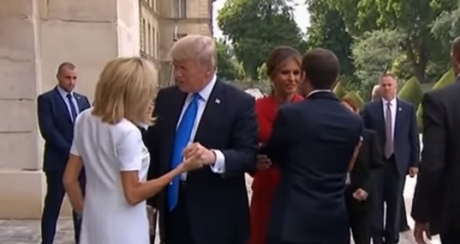 Trump Macronovoj supruzi (64), uz više nego zanimljiv stisak ruke: 'Vi ste u tako dobroj formi... Prekrasno...'  