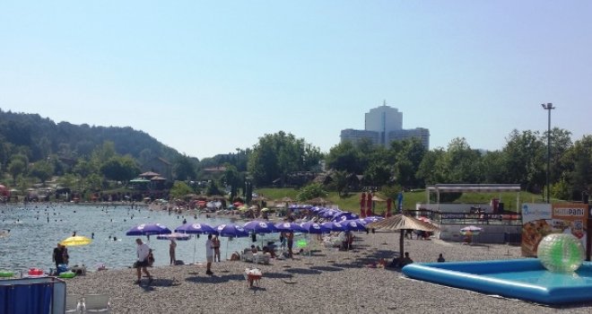 Pravi se najprostranija plaža na kompleksu slanih jezera u Tuzli: Pomjera se jedno vještačko brdo...