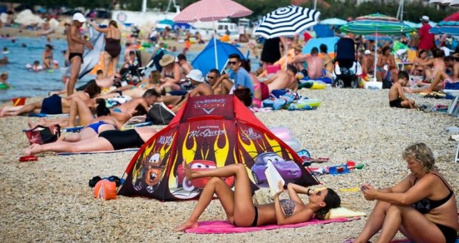 Zagađenje u popularnom gradu na Jadranu: Turisti bježe, a mještanima izbijaju plikovi i imaju bolove u trbuhu!