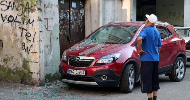 Užas u Tuzli: Sa zgrade palo armirano staklo i teško oštetilo automobil