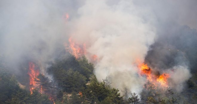 Požar u blizini Bugojna još aktivan, jutros stigao helikopter Oružanih snaga BiH