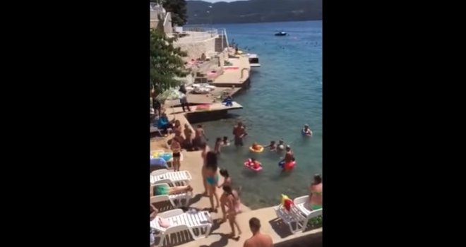 Prizori iz Neuma: Nasred plaže zaigrale bosansko kolo, a 'sokolio' ih Enes Begović...