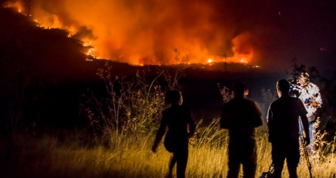 U toku velika bitka za Drniš: Buktinja se i dalje širi prema gradu, u gašenju sudjeluje čak 400 vatrogasaca