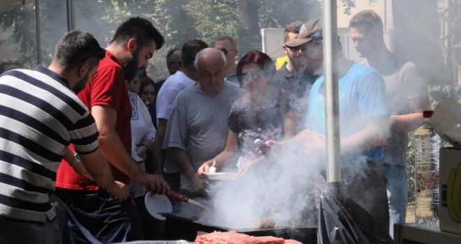 Al' se danas dobro jelo u Sarajevu: Donosimo vam fragmente sa prvog festivala ćevapa u BiH... 