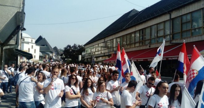 Mladeži HDZ BiH i Hrvatske na hodočašću u Jajcu, predvodio ih Čović: 'Spremni smo na žrtvu i molitvu' 