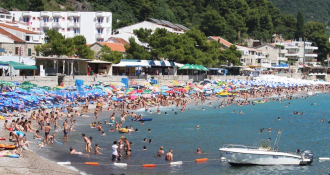 Srbi izbačeni sa plaže: Otjeraše nas jer ne trošimo dovoljno para... Konobar: Naruče samo jedan espresso, sjede cijeli dan!  