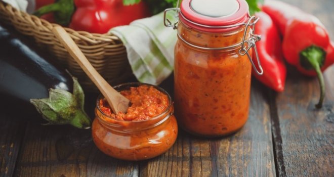 Prionite na pravljenje ajvara i napravite sjajnu zimnicu! Ovaj brzi recept lako ćete usavršiti...