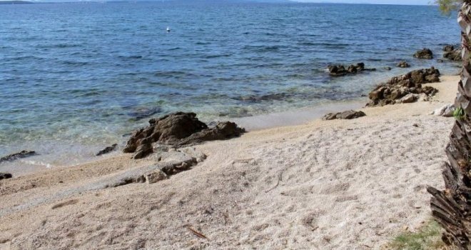 Uzbuna na omiljenoj dalmatinskoj plaži, širi se opasan virus: ‘Kupači povraćaju, imaju visoku temperaturu i dijareju‘