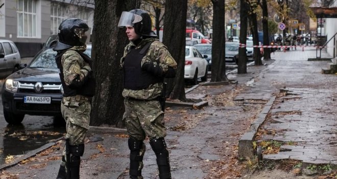 Feyenoordovi huligani ponovno divljaju: Demolirali bar u tuči, intervenisala i policija!