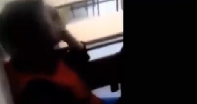 Osvanuo novi snimak zlostavljanja učenice: Pokušala da se zaštiti rukama, drugi su samo vikali i smijali se...