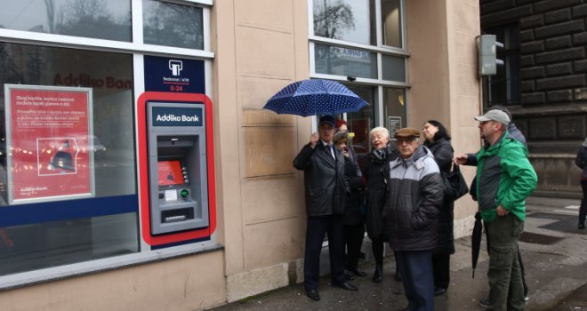 Zbog protesta zatvorene poslovnice Addiko banke u Sarajevu: 'Istjerali su nas van i rekli da ćemo biti uhapšeni kao kriminalci!'