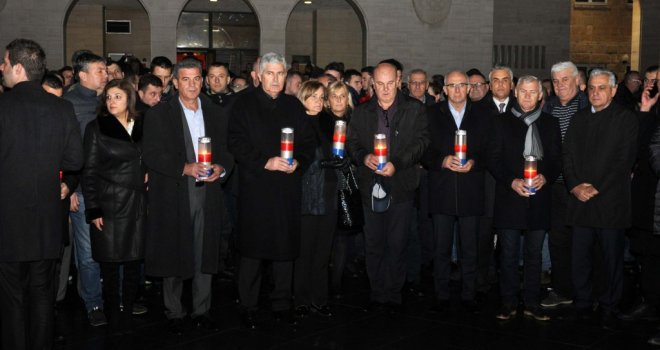 Svijeće za Slobodana Praljka: Hiljade ljudi na ulicama Mostara, zatvoreni kafići, Čović zapalio svijeću...