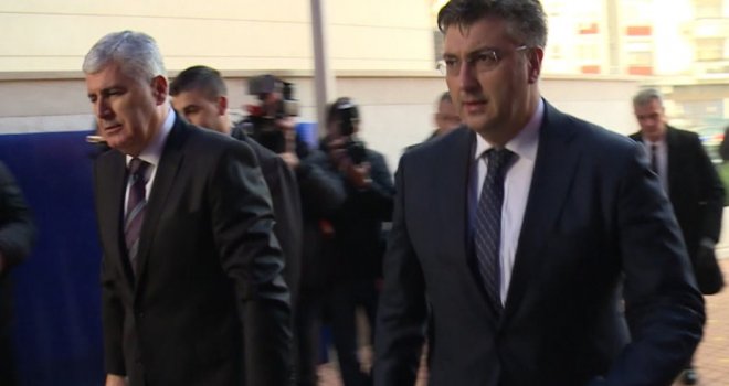 Plenković pozvao da se pomogne Hrvatima na izborima u BiH, pa se s Čovićem pomolio pred Tuđmanovim kipom