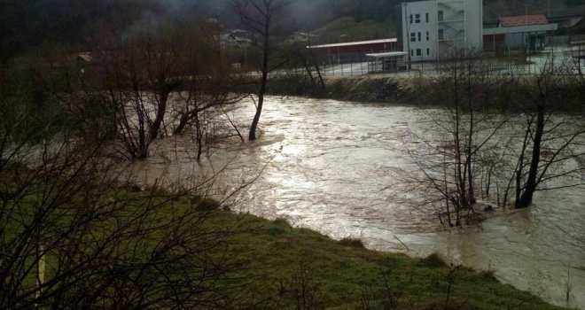 Vodostaj Save raste kroz cijelu Posavinu, Modrac sve bliži tački preljeva, Buna se izlila na cestu...