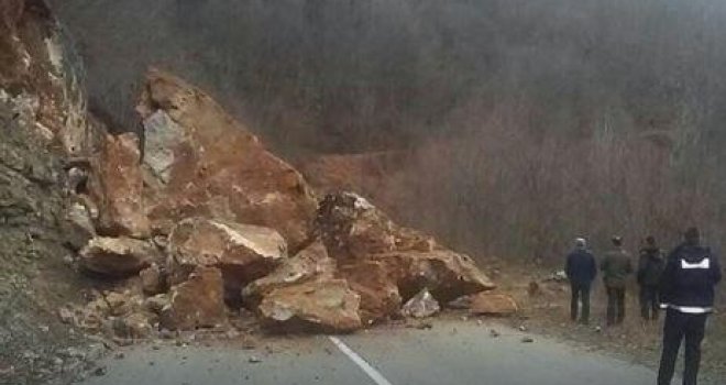 Obustavljen saobraćaj na MP Crna Rijeka-Jajce zbog odrona