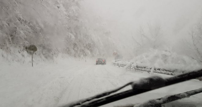 Novi snijeg zakomplikovao saobraćaj: Nanosi, lavine, poledica... U zemlji upaljen i žuti meteoalarm