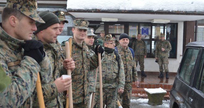 Oružane snage BiH angažirane na čišćenju snijega