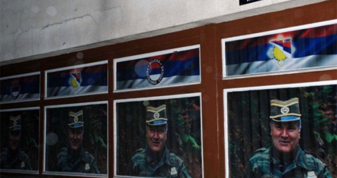 Na zgradi Opštine Istočno Novo Sarajevo osvanuli novi plakati s likom Ratka Mladića, evo šta kaže načelnik
