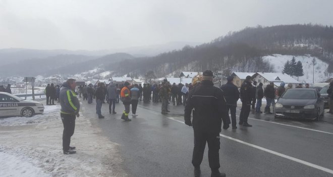 Demobilisani borci na tri lokaliteta blokirali saobraćaj na magistralnom putu M-17