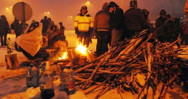 Bivši borci drugu noć proveli na petlji Šićki Brod: Građani im donose hranu i tople napitke