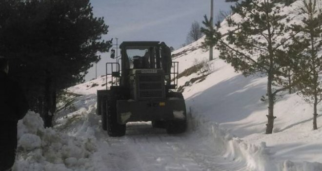 Oružane snage BiH čiste snijeg u Bosanskom Grahovu: Veliki nanosi zakomplikovali život stanovnicima