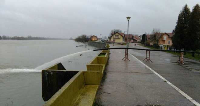 Zbog izljevanja Save obustavljen saobraćaj u Gašnici, nakon protesta građana prohodan autoput A1