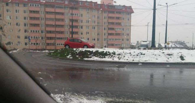 'Parkirao' auto na travnjaku kružnog toka na Mojmilu, policajci tragaju za vozačem