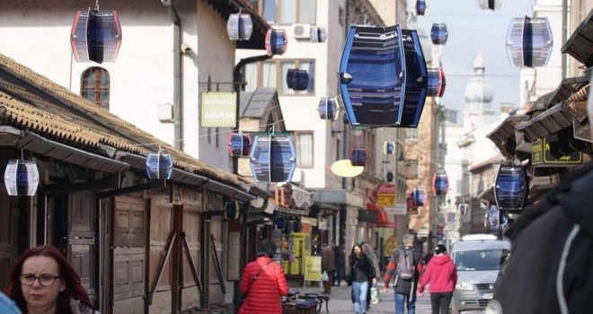 Na Baščaršiji postavljene replike Trebevićke žičare, privlače pažnju prolaznika i brojnih turista