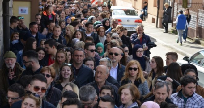 Golemi redovi, sat i po čekanja, ali bez nervoze: Ovako su se građani proveli prilikom prve vožnje žičarom!