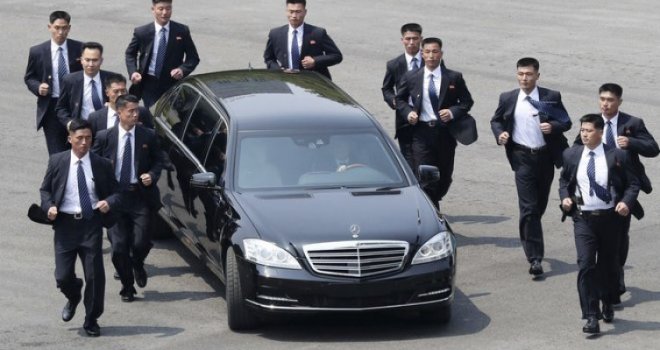 Kimovi tjelohranitelji u neviđenoj akciji: Dok se lider Sjeverne Koreje vozi u limuzini, za autom trči 12 tjelohranitelja