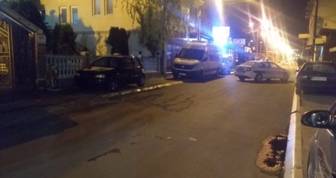 Policija pregovara sa muškarcem koji se zabarikadirao u kući i prijeti da će bombom raznijeti svoju porodicu