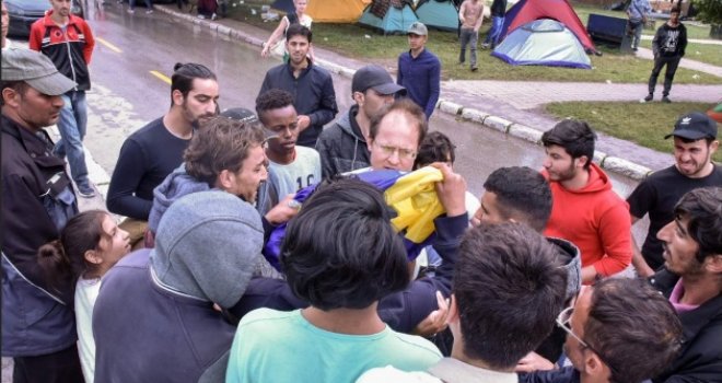 Dramatične scene u centru Sarajeva: Migranti tuku i pljačkaju... On se pokušava oteti iz rulje, okružili su ga, napadaju, viču...