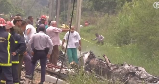 Pri padu Boeinga 737 poginulo više od 100 osoba, troje kritično: Snimljen trenutak pada aviona...