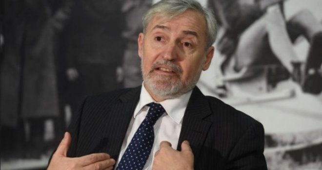 Poslanik Meho Omerović uhvaćen sa kozmetikom iz free shopa, on tvrdi: To je nesporazum, morao sam hitno u toalet!  