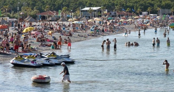 Seks na Zrću pred punom plažom: Skočili u more, a vjetar im otpuhao 'patkicu' sa kupaćim kostimima...