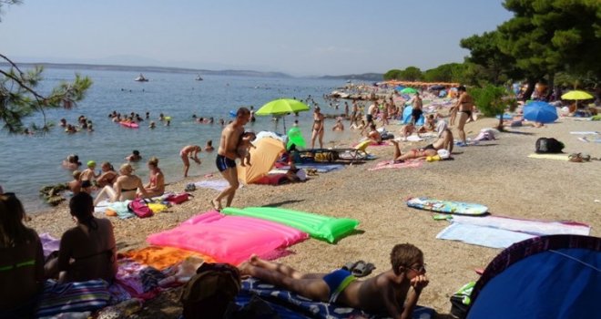 Na Jadranu se plaća i do 260 eura kazne za najprimitivniju praksu na plaži: Odzvonilo bahatim turistima!