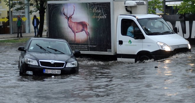 Pljusak, potop, kataklizma: Beograd zahvatilo veliko nevrijeme, ulicama teku rijeke