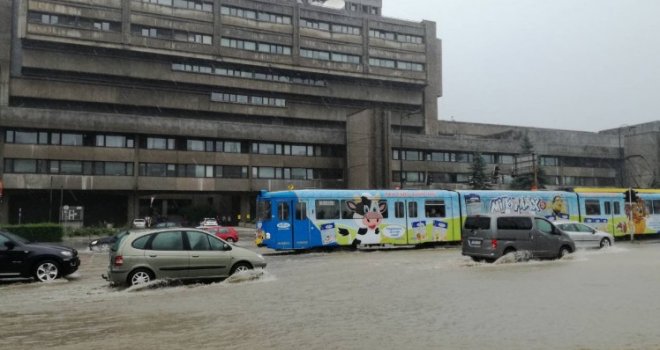 Jako nevrijeme zahvatilo Sarajevo, ulice poplavljene, saobraćaj u kolapsu