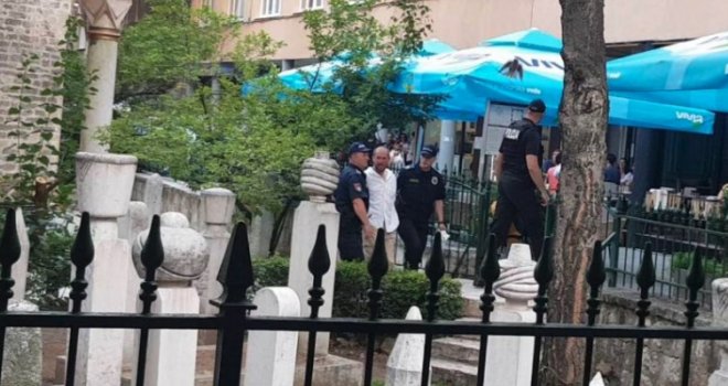 Muškarac hodao centrom Sarajeva, mahao nožem i vikao: Policija ga razoružala u haremu džamije Ferhadija
