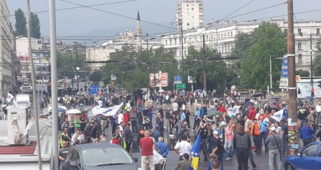 Haos uslijed protesta: Borci nasrnuli na automobil koji je probio barikadu