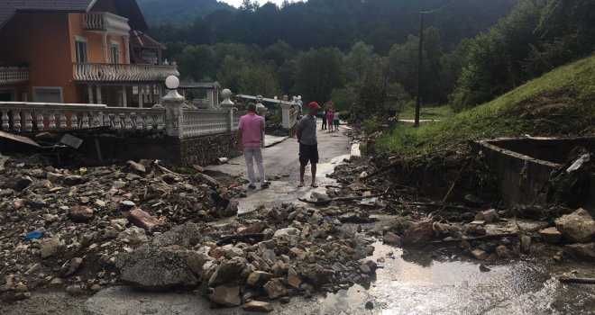 Vjetar čupao sve pred sobom, rušili se zidovi, voda prodirala u kuće... Strašno nevrijeme pogodilo Bosansku Krupu 