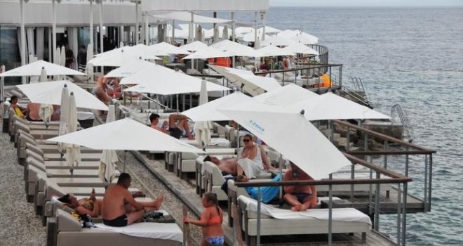 Opatija ostala bez mora: Za obične kupače na plažama više nema mjesta, ko neće ležaljku - nema pravo ni na peškir! 