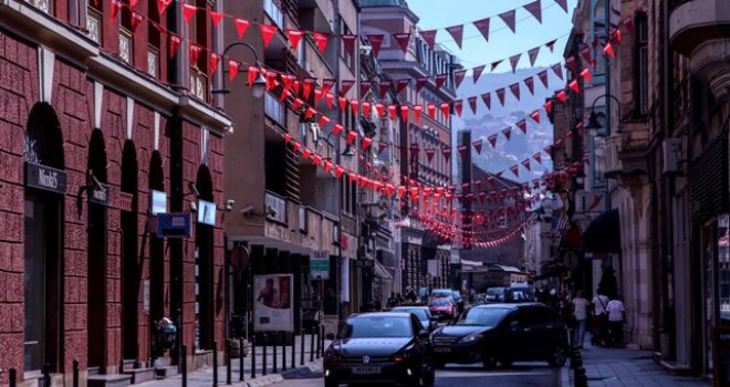 Centar Sarajeva sada izgleda drugačije, sve podsjeća na početak 24. Sarajevo Film Festivala  