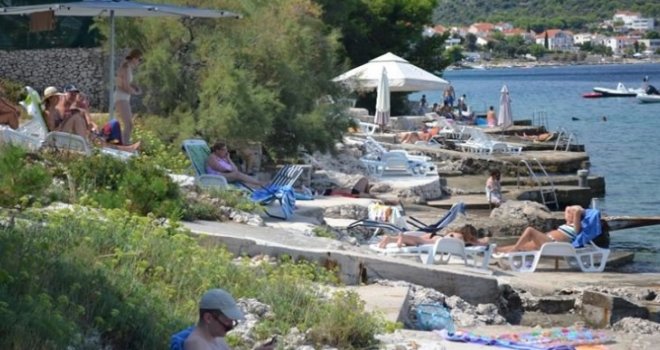 Opet ležaljke zakrčile cijelu plažu, ogorčenje ključa: Pustite nas da smočimo noge u moru, ne može mu se ni prići!