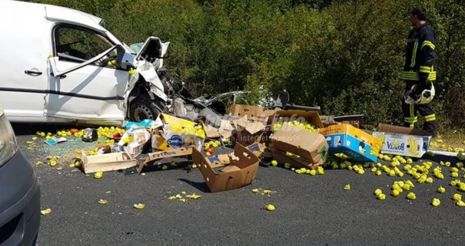 U sudaru kod Počitelja jedna osoba poginula, dvoje povrijeđenih: Od siline udara automobil završio u kanalu