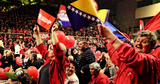 Bakire, džaba ti pare, plakati i pamfleti, u nedelju pobjeđuje narod!